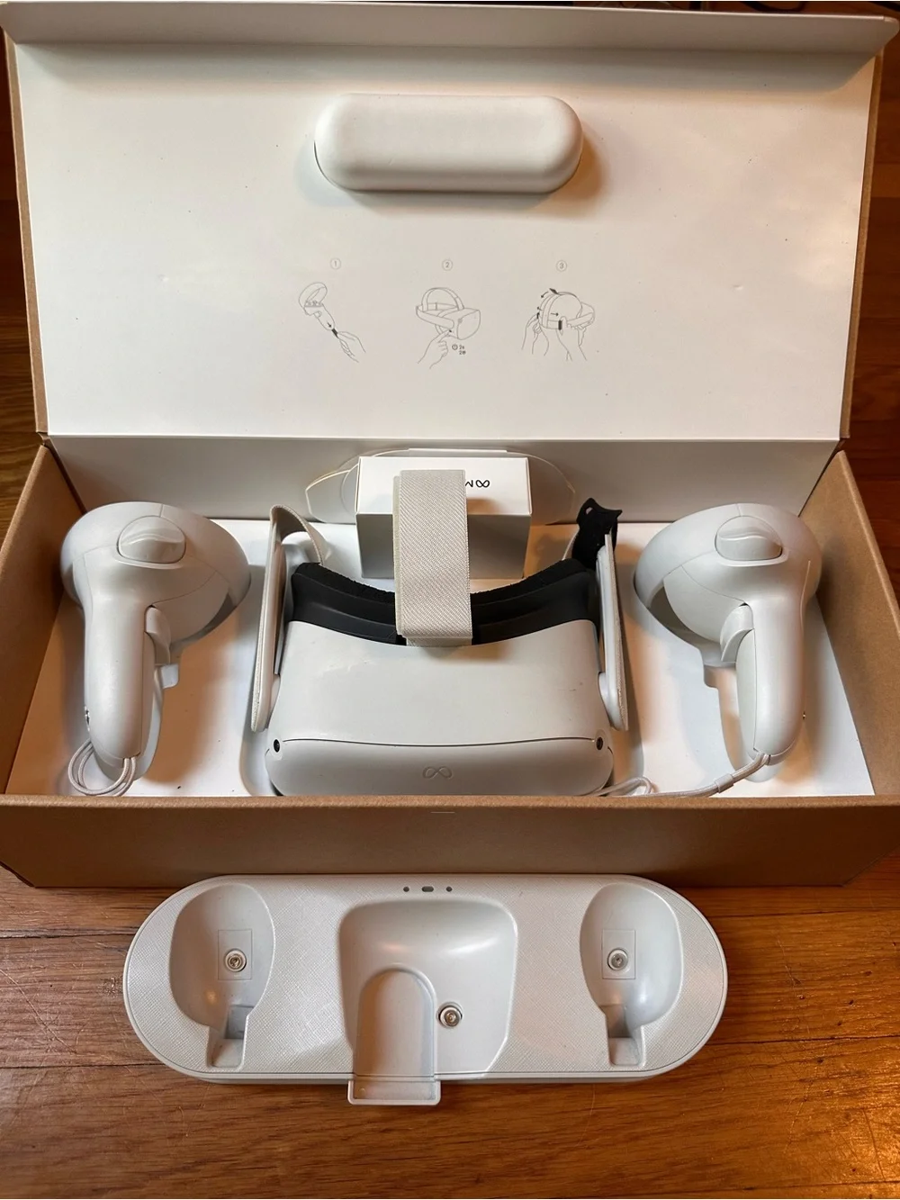 Meta Quest 2 VR Set AND Wireless Charging Dock in White
